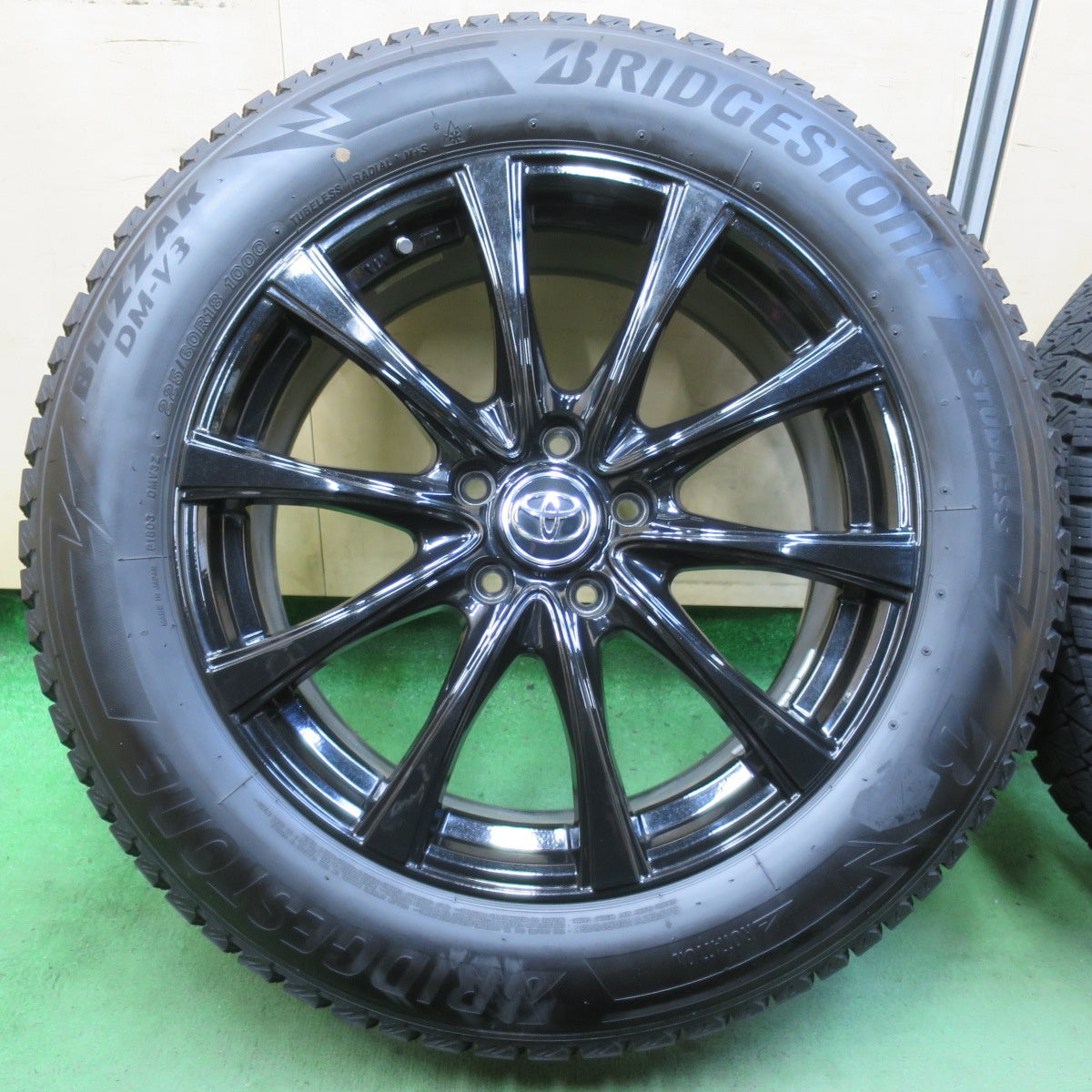 バリ溝！21年！キレイ！9分★スタッドレス 225/60R18 ブリヂストン ブリザック DM-V3 社外 アルミ トヨタ 18インチ PCD114.3/5H★5101602イス
