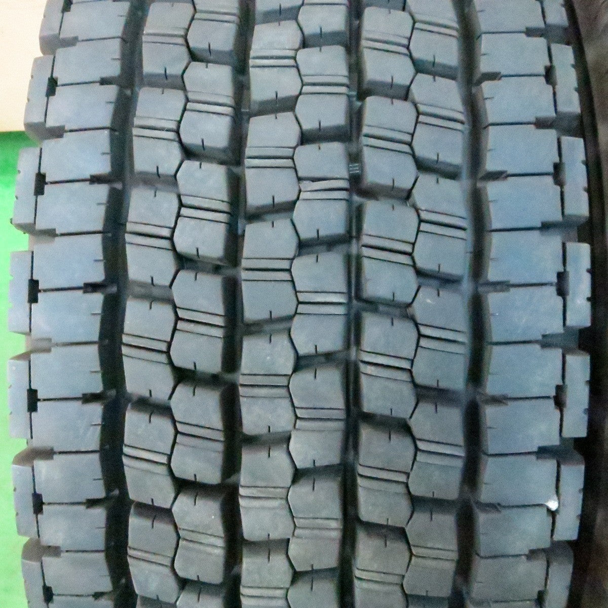 *送料無料* バリ溝！23年！9.5分★トラック タイヤ 245/70R19.5 136/134J スタッドレス ブリヂストン W999 19.5インチ★4050409ナス