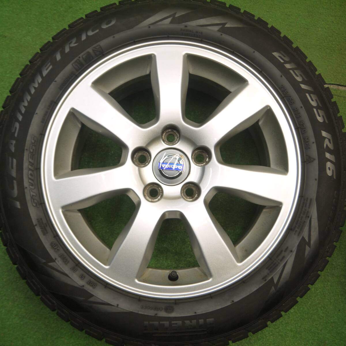 バリ溝！キレイ！8.5分★ボルボ V60 S60 純正 215/55R16 スタッドレス ピレリ アイスアシンメトリコ 16インチ PCD108/5H★4122405Hス