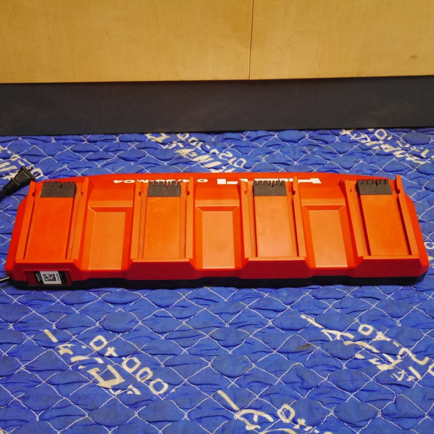 [送料無料] ☆HILTI ヒルティ マルチ チャージャー 4個口 充電器 C4/36-MC4 01 7.2V-36V 電動 工具に 100V②☆