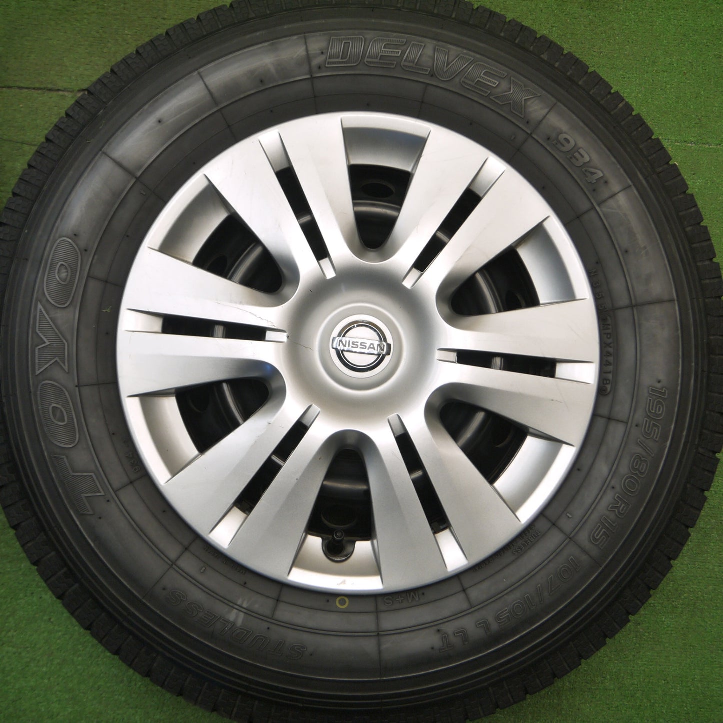 [送料無料] バリ溝！キレイ！8.5分★日産 キャラバン 純正 スタッドレス 195/80R15 107/105L トーヨー デルベックス 934 DELVEX 15インチ PCD139.7/6H★5012910Hス