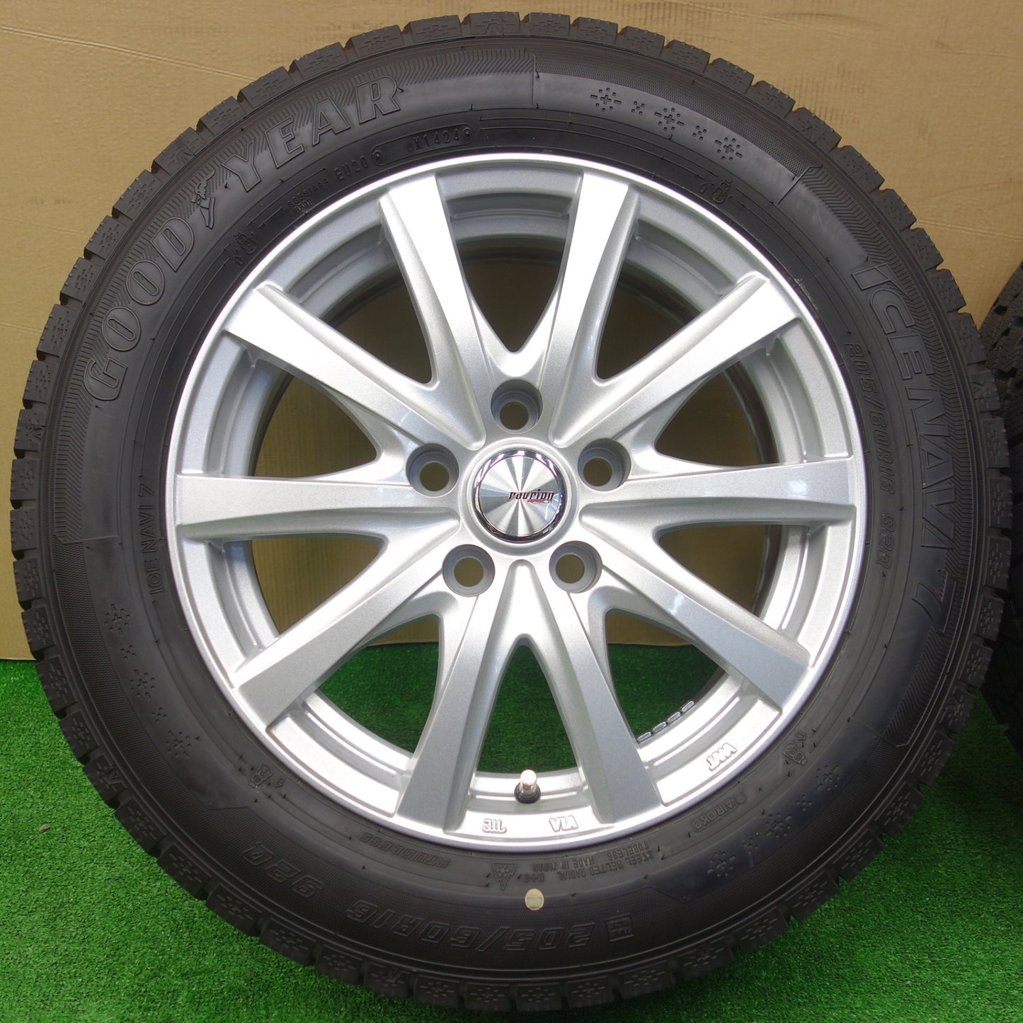 バリ溝！24年！キレイ！ほぼ10分★スタッドレス 205/60R16 グッドイヤー アイスナビ7 ravrion RS01 ラブリオン 16インチ PCD114.3/5H★5112901KTス