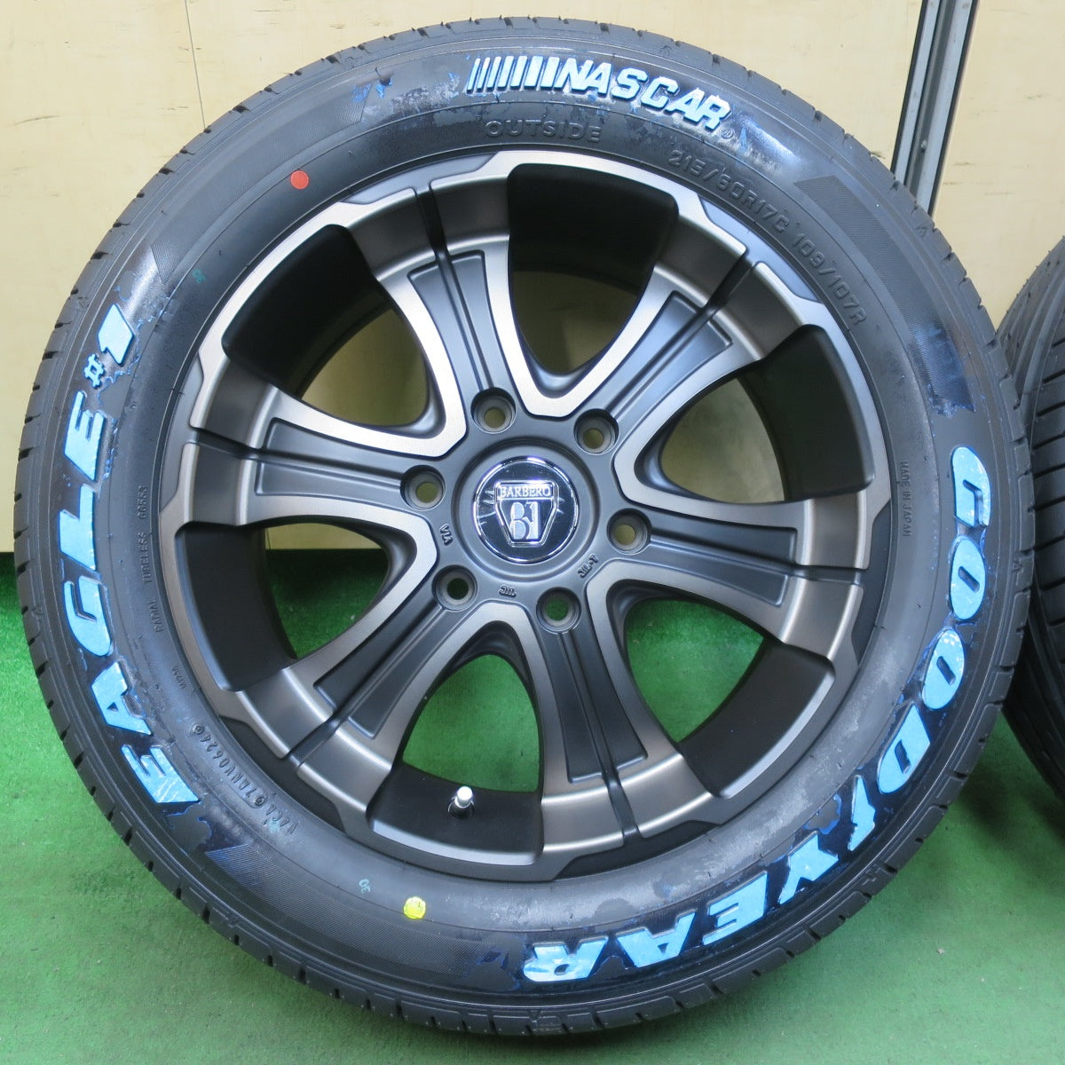 [送料無料] 未使用！24年★BARBERO CRIMSON 215/60R17C 109/107R グッドイヤー イーグル #1 ホワイトレター バルベロ クリムソン 17インチ PCD139.7/6H★5031007イノ