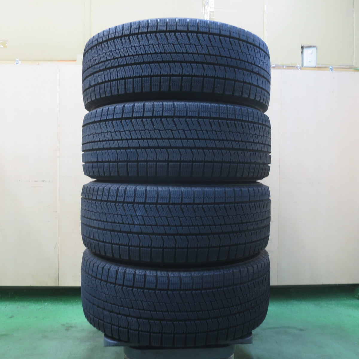 バリ溝！24年！9.5分★ベンツ 等 AGA Burg 225/55R17 スタッドレス ブリヂストン ブリザック VRX2 17インチ ブルグ PCD112/5H★6021904イス