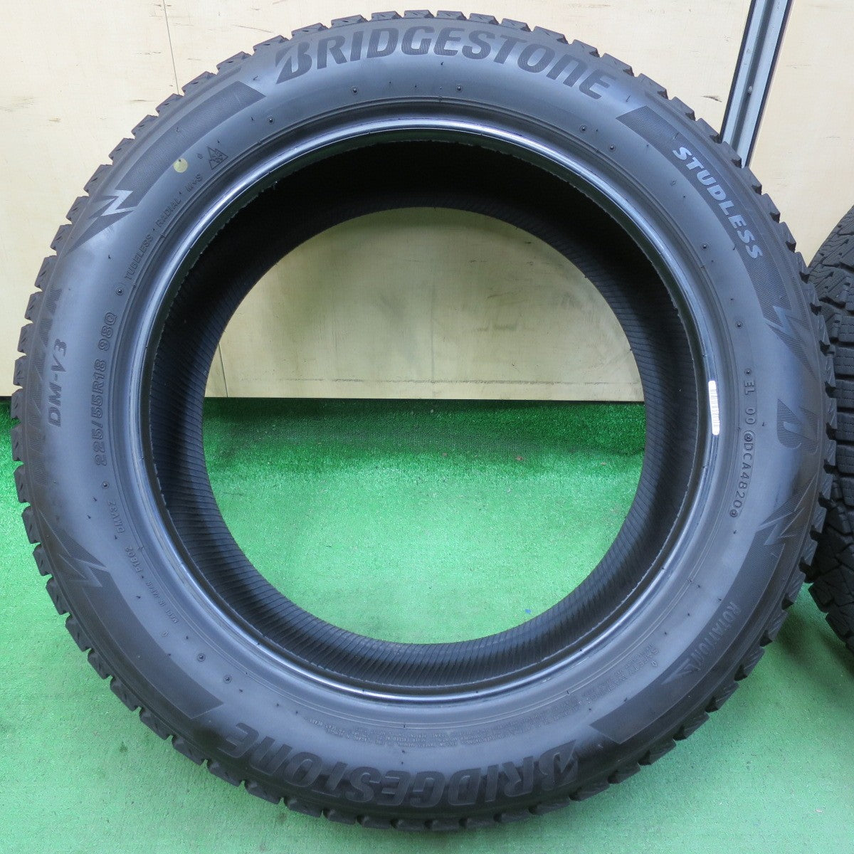 [送料無料] バリ溝！20年！9.5分★スタッドレス 225/55R18 ブリヂストン ブリザック DM-V3 タイヤ 18インチ フォレスター デリカ 等★4110504イスタ