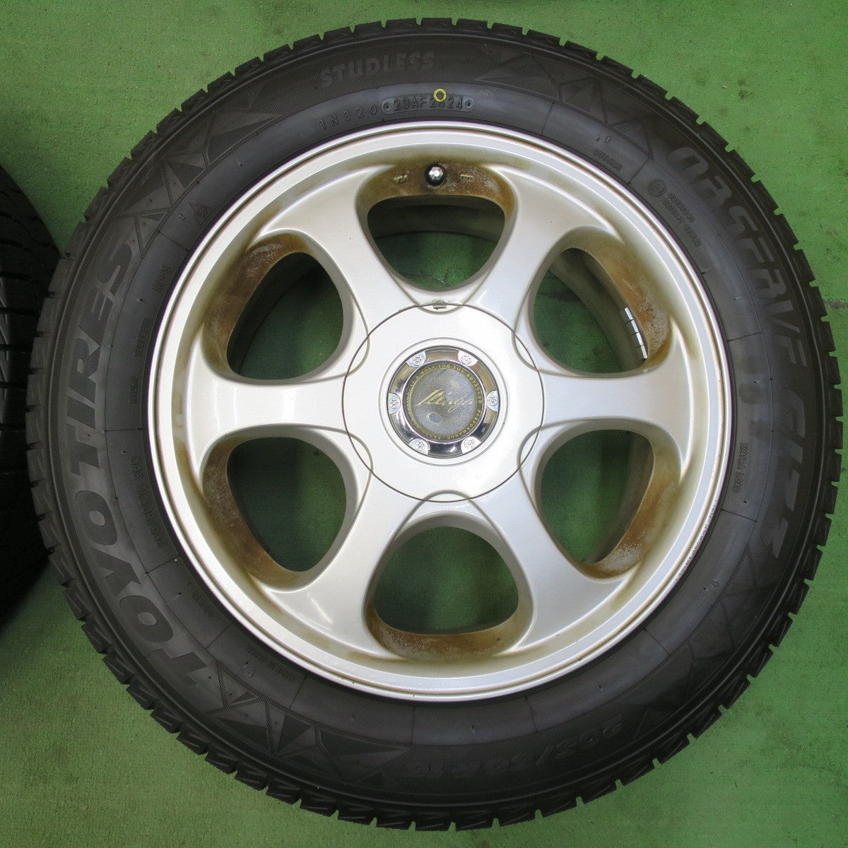 超バリ溝！24年！ほぼ10分★スタッドレス 205/60R16 トーヨー オブザーブ GIZ3 ILLUGA 16インチ PCD100 114.3/5H マルチ★5071604イス