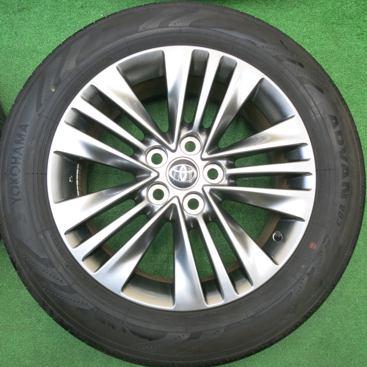 バリ溝！23年！キレイ！9分★トヨタ 40系 アルファード ヴェルファイア 純正 225/60R18 ヨコハマ アドバン V03 18インチ PCD120/5H★5110902HAノ