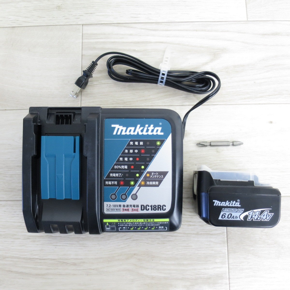 [送料無料] バッテリー2個！キレイ◇マキタ 充電式 震動 ドライバドリル HP474D RGX 電動 工具 makita 振動 ドリルドライバー 充電器 DC18RC◇