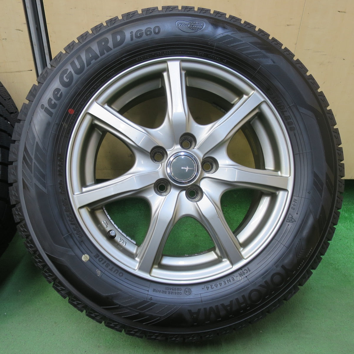 バリ溝！24年！9.5分以上★プリウス 等 195/65R15 スタッドレス ヨコハマ アイスガード iG60 MiLLOUS ミルアス 15インチ PCD100/5H★5110704イス