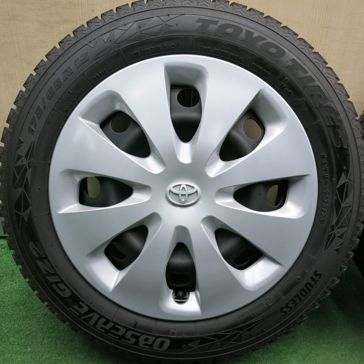 *送料無料* ほぼ未使用！23年！キレイ★トヨタ アクア 純正 スチール 175/65R15 スタッドレス トーヨー オブザーブ GIZ2 15インチ PCD100/4H★4060201HAス