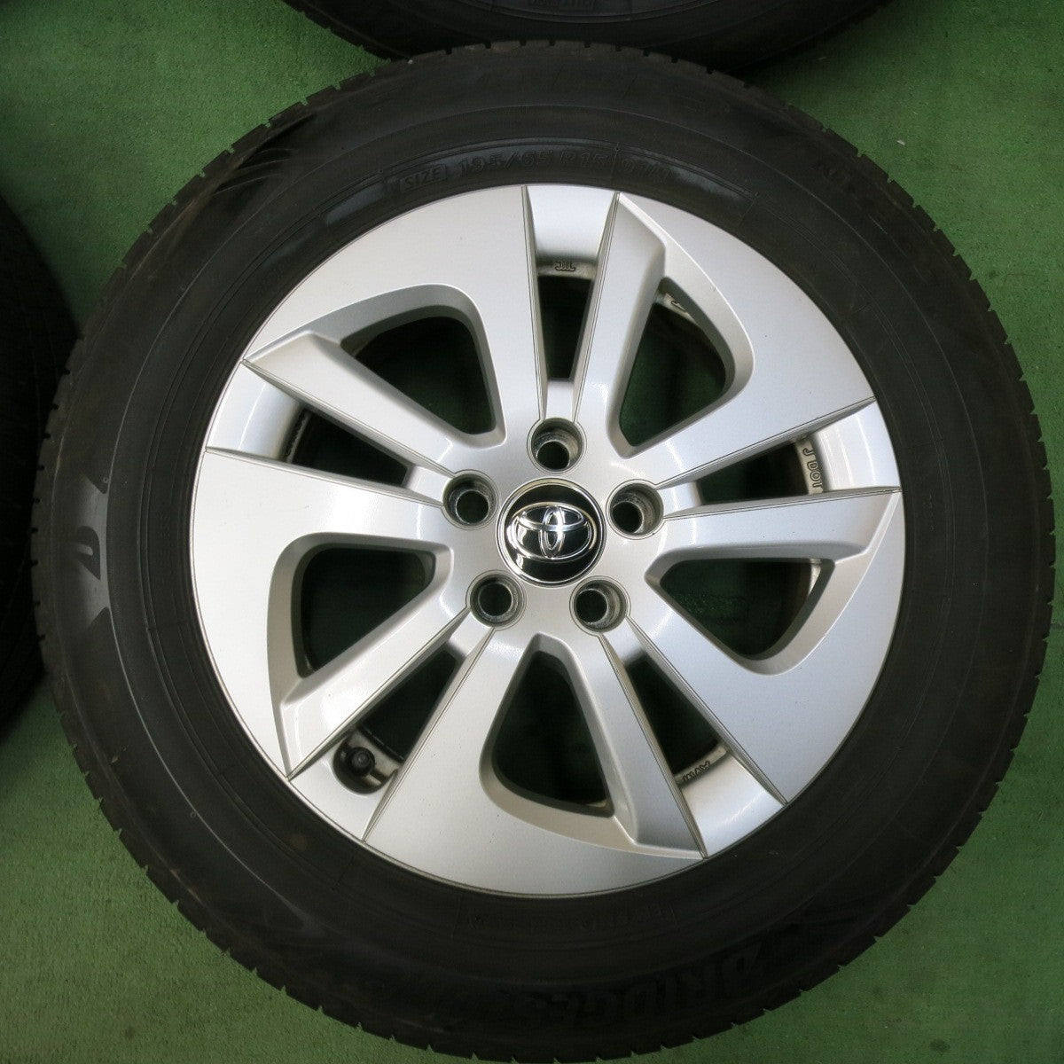 [送料無料] バリ溝！24年！ほぼ10分★トヨタ 50系 プリウス 純正 195/65R15 ブリヂストン エコピア NH200 15インチ PCD100/5H★5022809SYノ