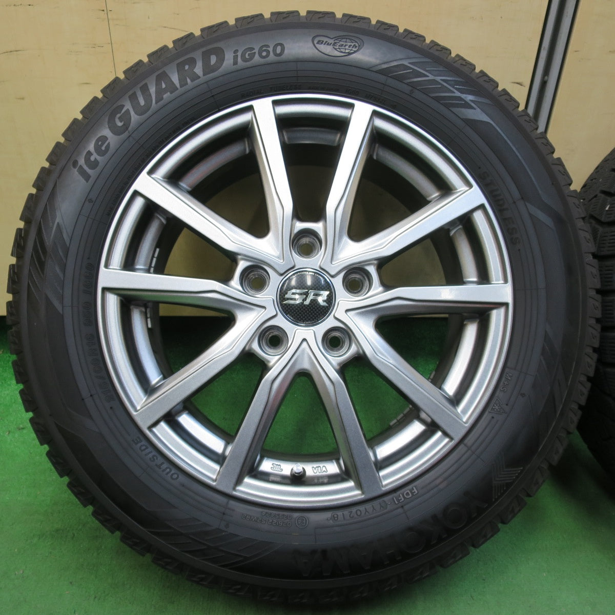 [送料無料] バリ溝！キレイ！9.5分★スタッドレス 215/60R16 ヨコハマ アイスガード iG60 STRANGER ストレンジャー 16インチ PCD114.3/5H★5010308イス