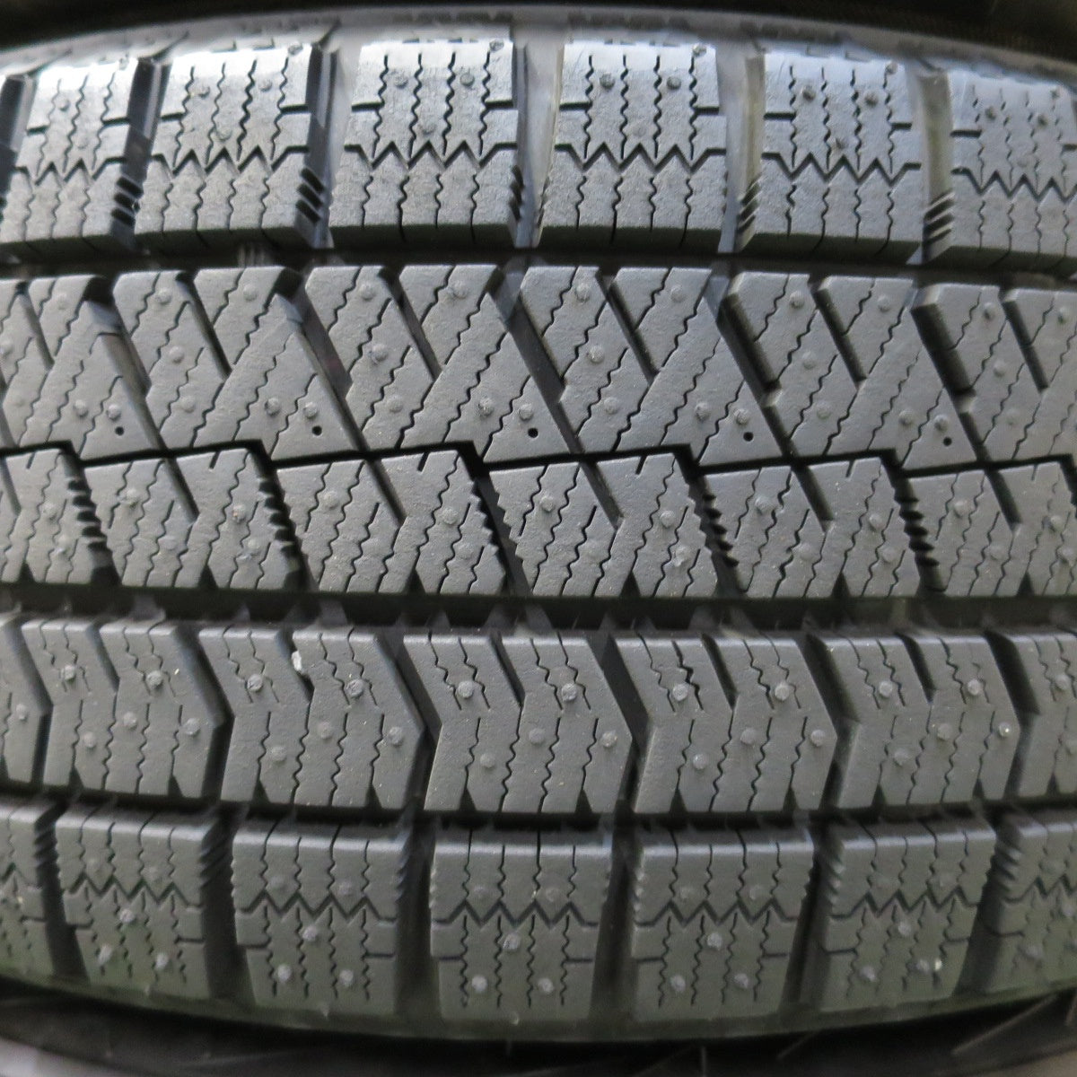 バリ溝！22年！キレイ！ほぼ10分★シエンタ 等 185/60R15 スタッドレス ブリヂストン ブリザック VRX2 Exsteer エクスター 15インチ PCD100/5H★5082905イス