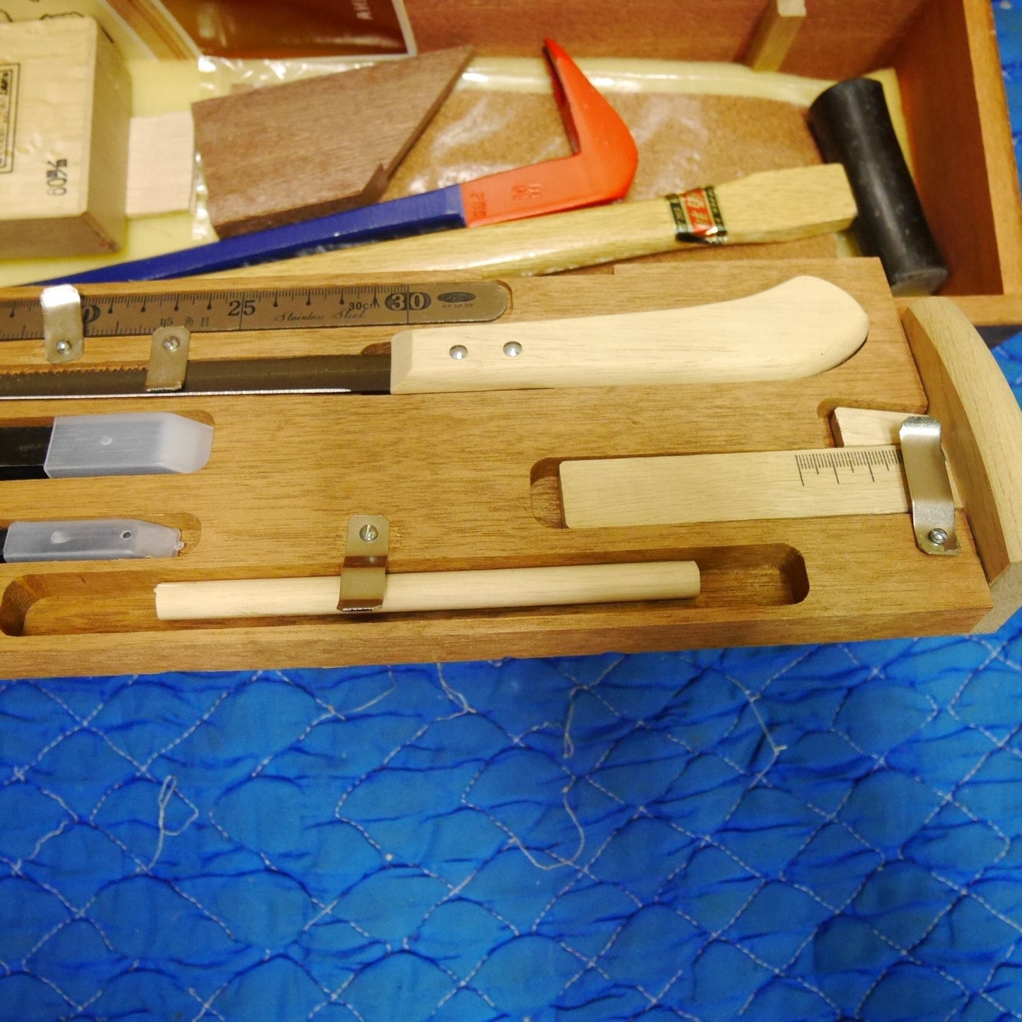 [送料無料] キレイ！まとめ売り！セット☆角利の 大工 道具 セット 入門用 工具 セット ノコギリ カンナ ノミ キリ バール 等 木箱 ケース ハンド ツール☆