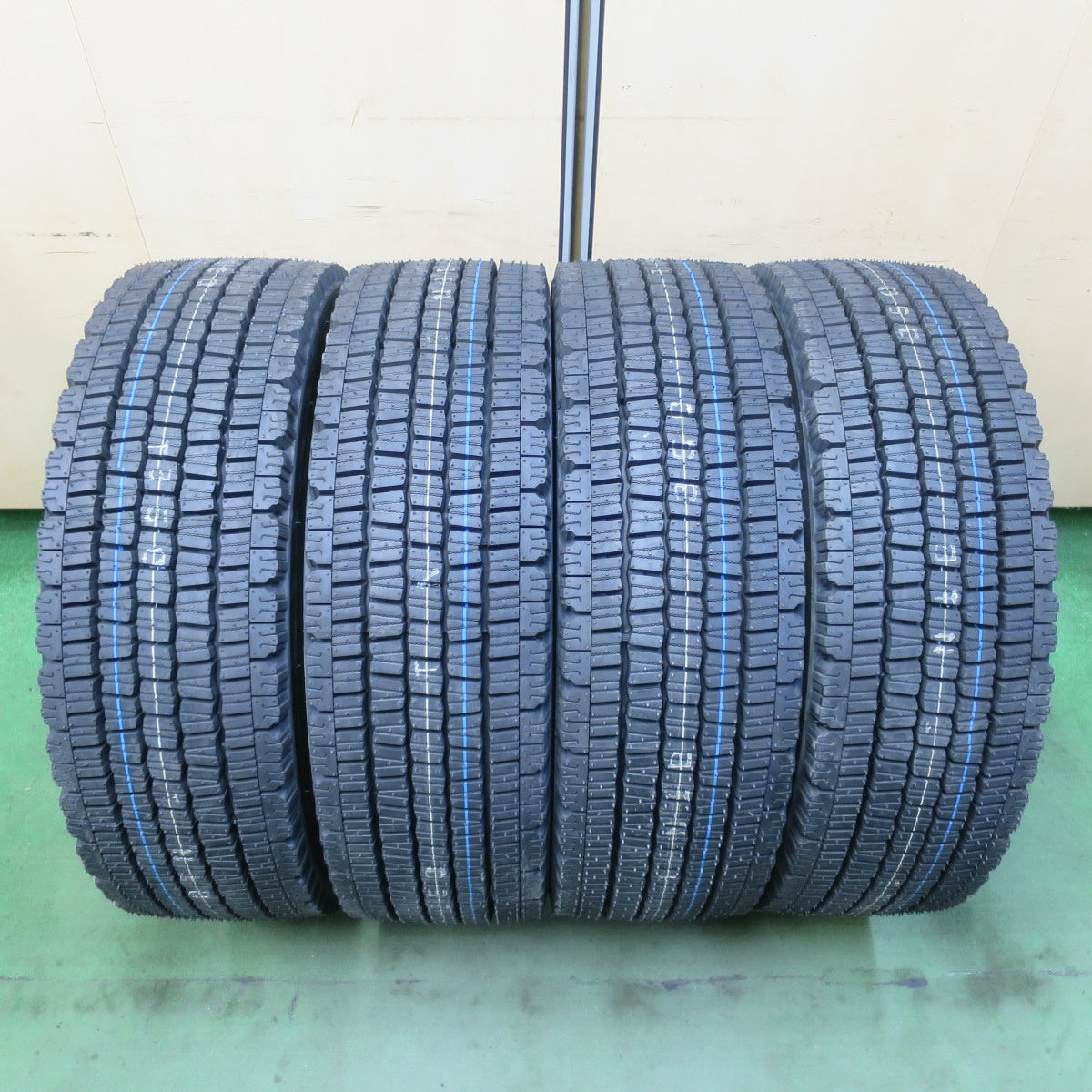 未使用！25年★トラック タイヤ 245/70R19.5 136/134J スタッドレス ダンロップ デクテス SP081 DECTES 19.5インチ★6033001イスタ