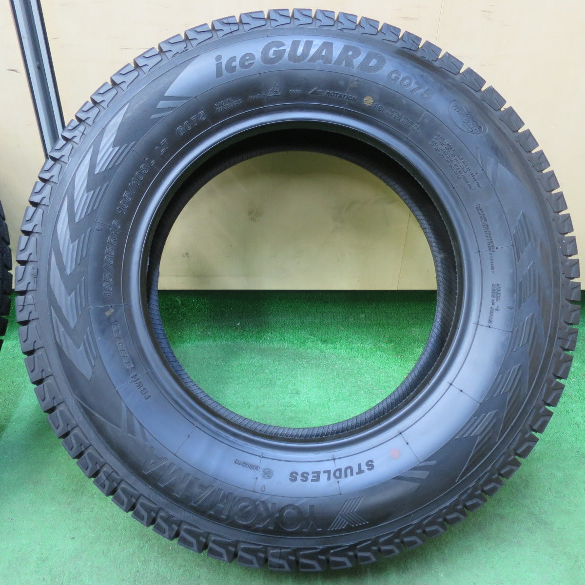 [送料無料] ほぼ未使用！22年！超バリ溝★ジムニー 等 185/85R16 105/103L スタッドレス ヨコハマ アイスガード G075 タイヤ 16インチ★4120907イスタ