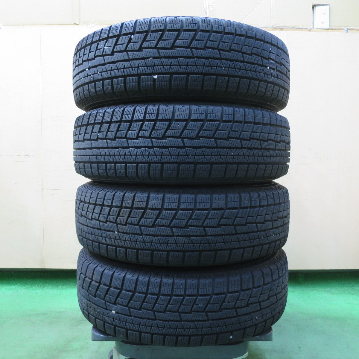 バリ溝！23年！キレイ！9.5分★スタッドレス 185/70R14 ヨコハマ アイスガード iG60 VELVA CHARGE ヴェルヴァ 14インチ PCD100/4H★5041205イス