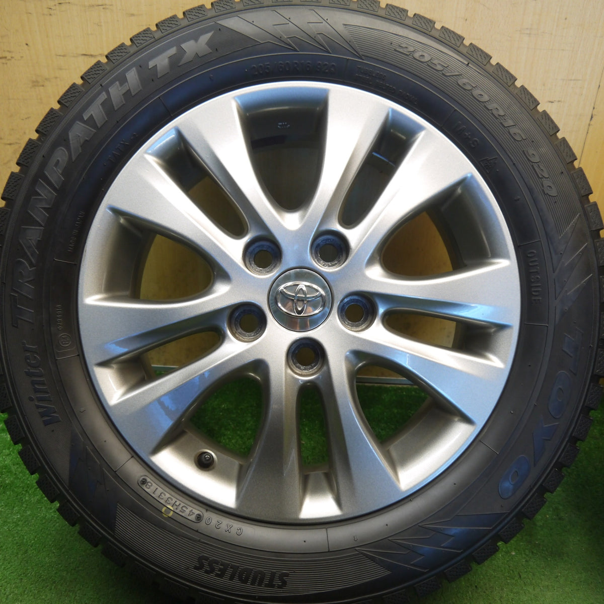 バリ溝！キレイ！9.5分以上◎トヨタ 70系 ノア ヴォクシー 純正 205/60R16 スタッドレス トーヨー ウインター トランパス TX 16インチ PCD114.3/5H◎6082506Hス