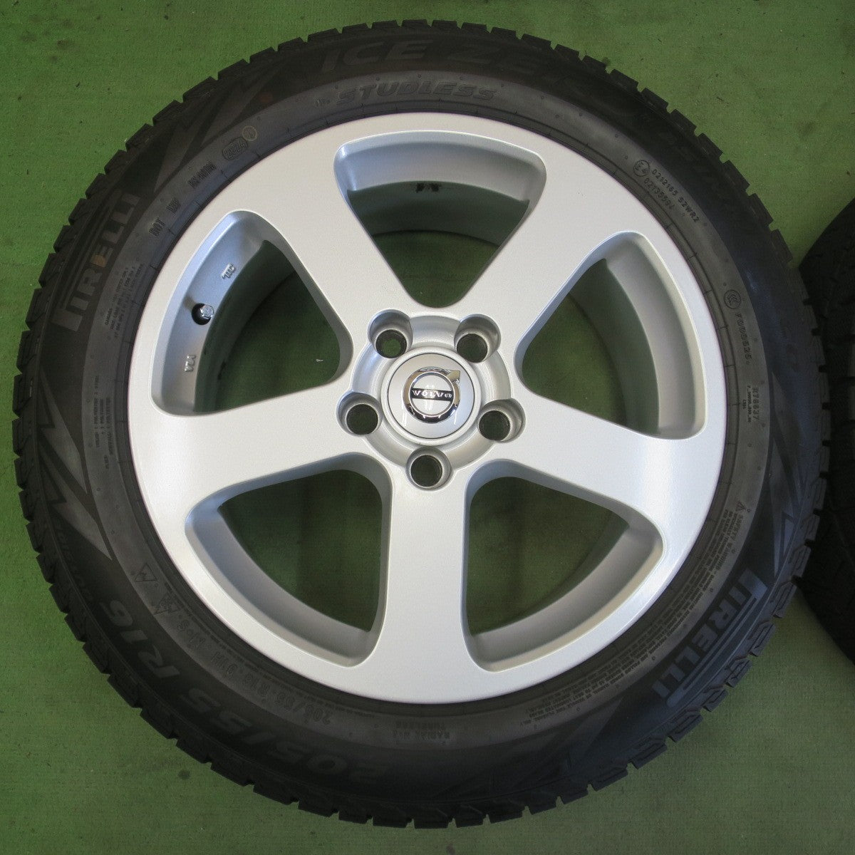 バリ溝！24年！キレイ！8.5分★ボルボ 等 VST タイプRS 205/55R16 スタッドレス ピレリ アイスゼロ アシンメトリコ 16インチ PCD108/5H★6042507イス