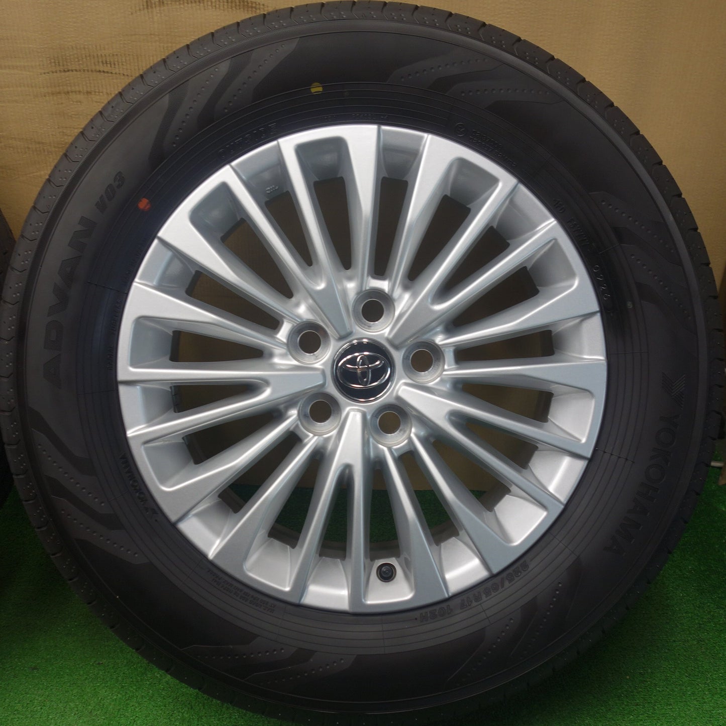 新車外し！26年★トヨタ 40系 アルファード ヴェルファイア 純正 225/65R17 ヨコハマ アドバン V03 17インチ PCD120/5H★6051502KTノ