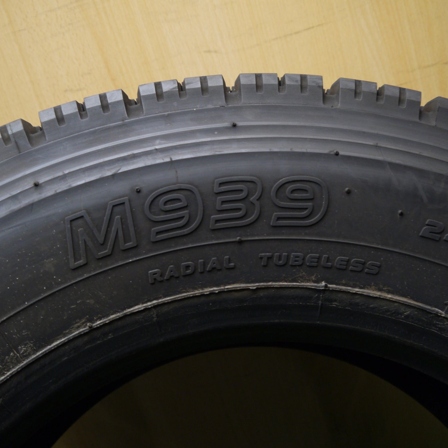 バリ溝！24年！9.5分！2本★トラック タイヤ 245/70R19.5 136/134J スタッドレス トーヨー M939 19.5インチ★5121215Hスタ