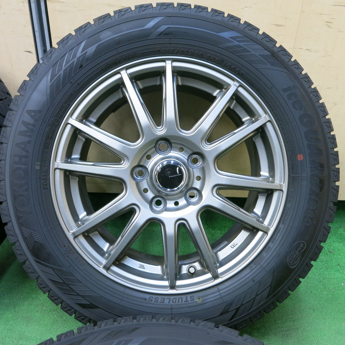 [送料無料] バリ溝！23年！キレイ！ほぼ10分★スタッドレス 215/60R16 ヨコハマ アイスガード iG60 VEMOTION Vエモーション 16インチ PCD114.3/5H★4092604SYス