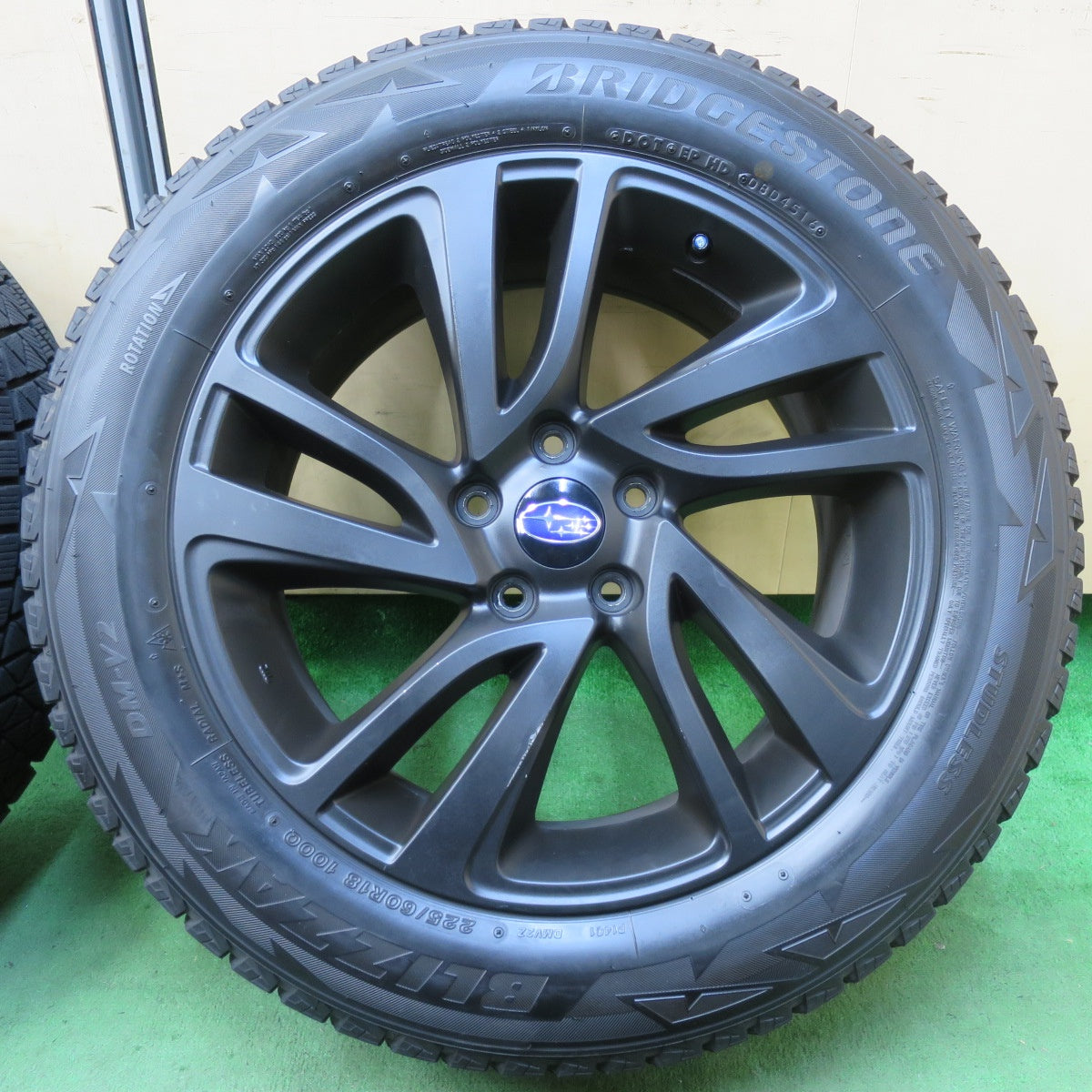 [送料無料] バリ溝！8.5分★スバル VM系 レヴォーグ 純正 225/60R18 スタッドレス ブリヂストン ブリザック DM-V2 18インチ PCD114.3/5H★5020104イス