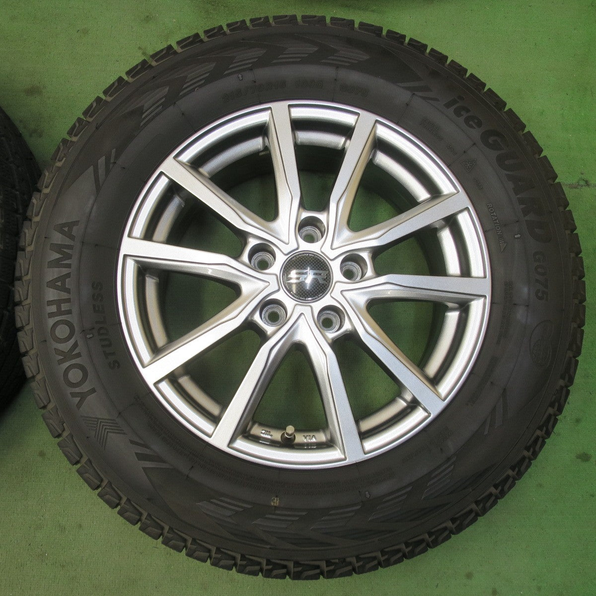 バリ溝！キレイ！9.5分★スタッドレス 215/70R16 ヨコハマ アイスガード G075 STRANGER ストレンジャー 16インチ PCD114.3/5H★6031104イス