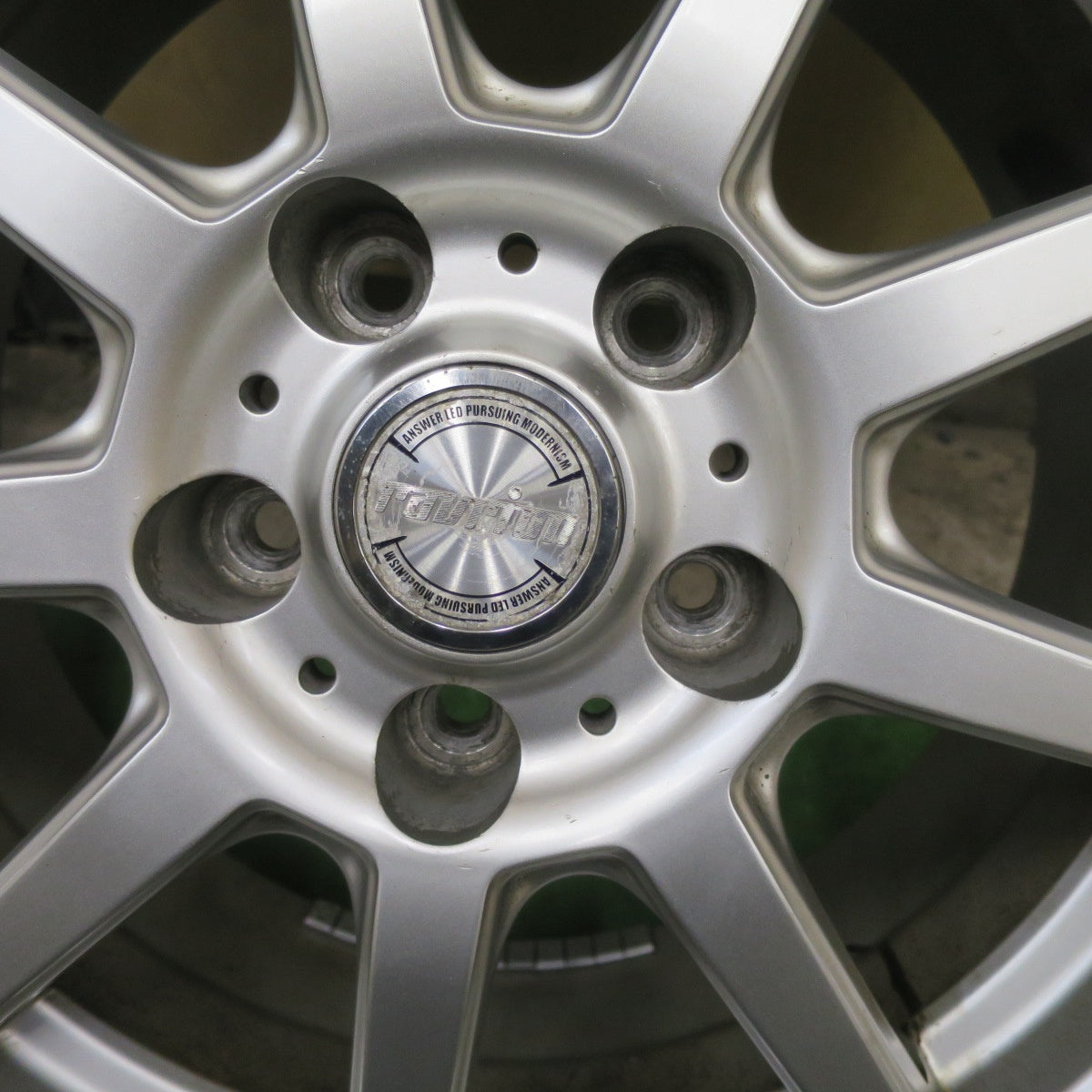 ほぼ未使用！24年！キレイ★スタッドレス 215/65R16 トーヨー ウインター トランパス TX ravrion ラブリオン 16インチ PCD114.3/5H★6022404TTス