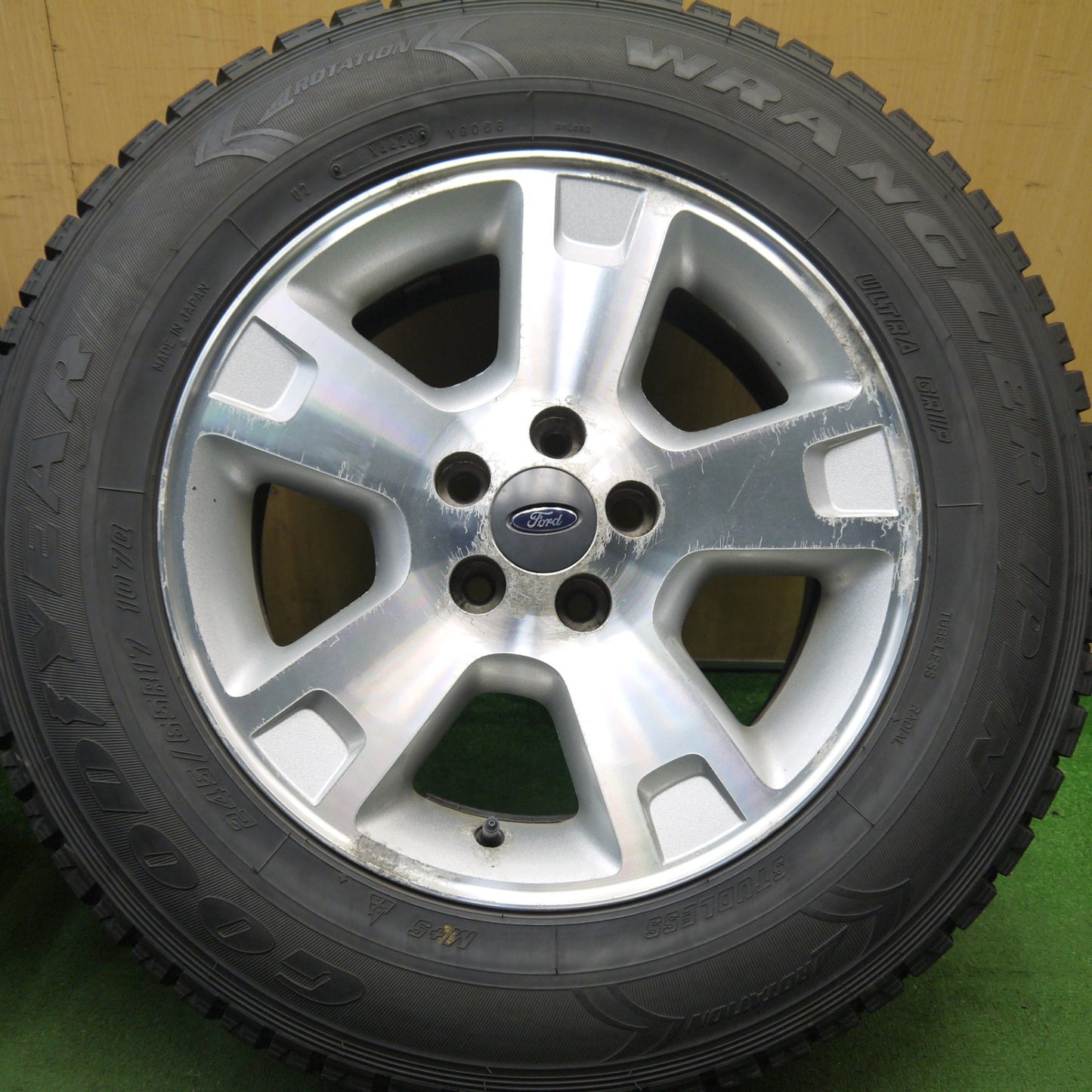 バリ溝！9.5分★Ford フォード エクスプローラー 純正 245/65R17 スタッドレス グッドイヤー ラングラー IP/N 17インチ PCD114.3/5H★5071607Hス