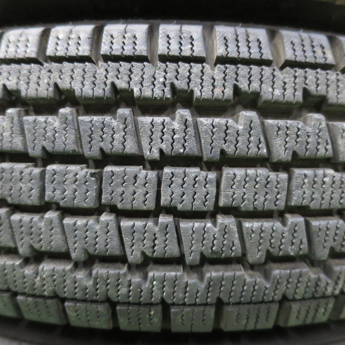 バリ溝！23年！9.5分★スタッドレス 145/80R12 80/78N ブリヂストン W300 TOPY スチール 12インチ PCD100/4H★5011810イス