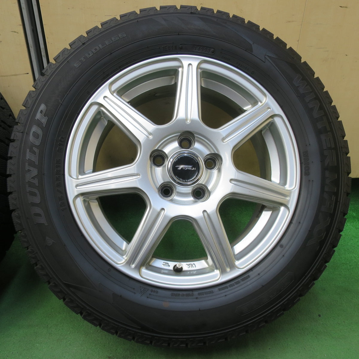 バリ溝！23年！キレイ！9分★プリウス 等 195/65R15 スタッドレス ダンロップ ウインターマックス WM02 TOPRUN トップラン 15インチ PCD100/5H★5102011イス