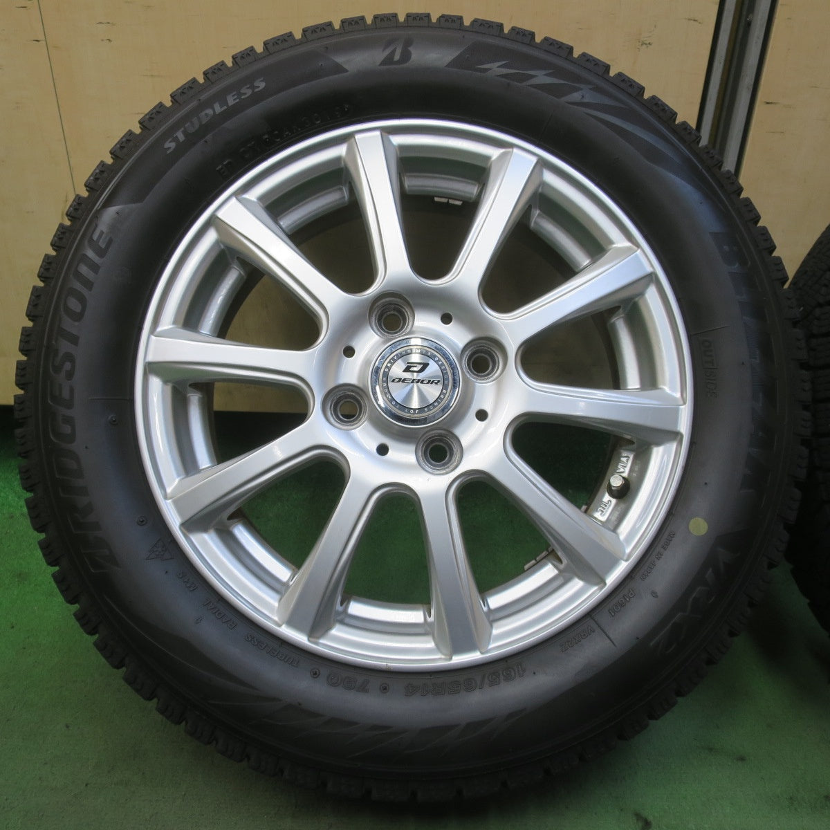 キレイ◎スタッドレス 165/65R14 ブリヂストン ブリザック VRX2 DEBOR 社外 アルミ 14インチ 軽サイズ PCD100/4H◎6072610イス