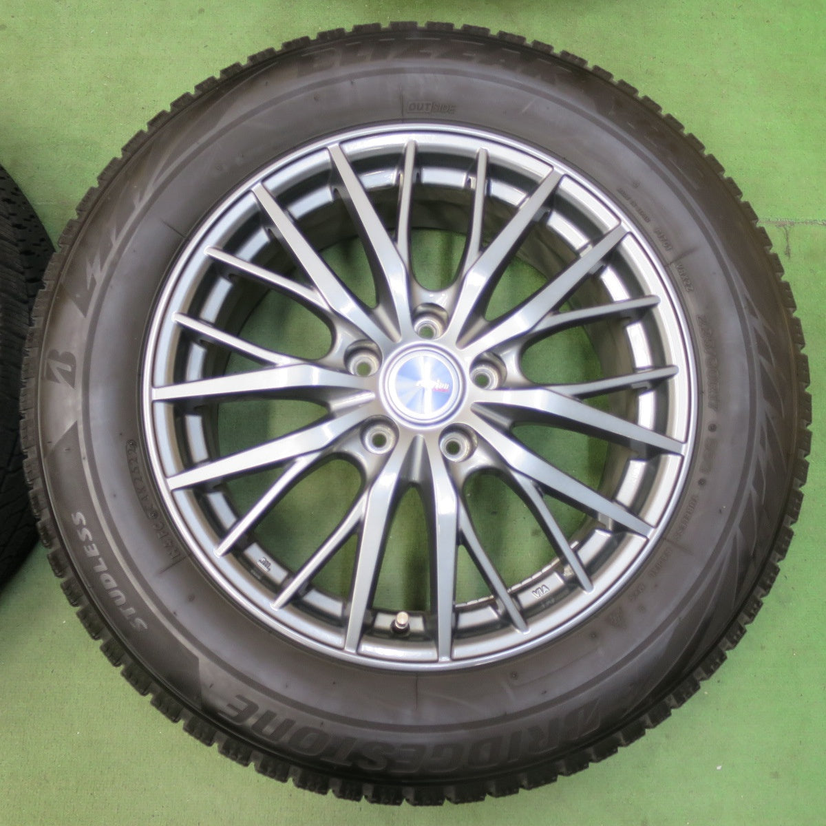 バリ溝！22年！キレイ！9.5分★スタッドレス 225/60R17 ブリヂストン ブリザック VRX2 ravrion RM01 ラブリオン 17インチ PCD114.3/5H★5122401イス