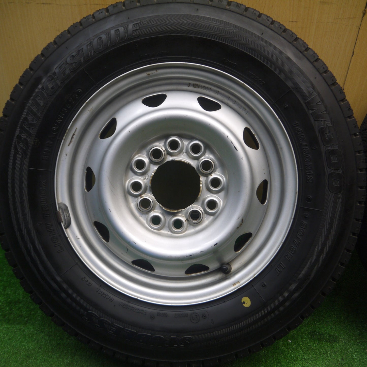 [送料無料] バリ溝！23年！9.5分！2本★スタッドレス 145/80R12 80/78N ブリヂストン W300 スチール ホイール 12インチ PCD100 110 114.3/4H マルチ★5022505Hス