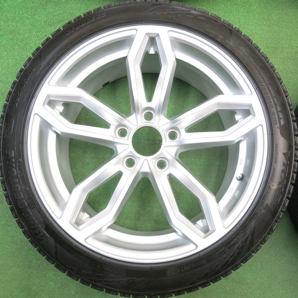バリ溝！22年！キレイ！9.5分★BMW 等 AGA Welt 225/45R18 スタッドレス ブリヂストン ブリザック VRX3 18インチ PCD120/5H★6020511HAス