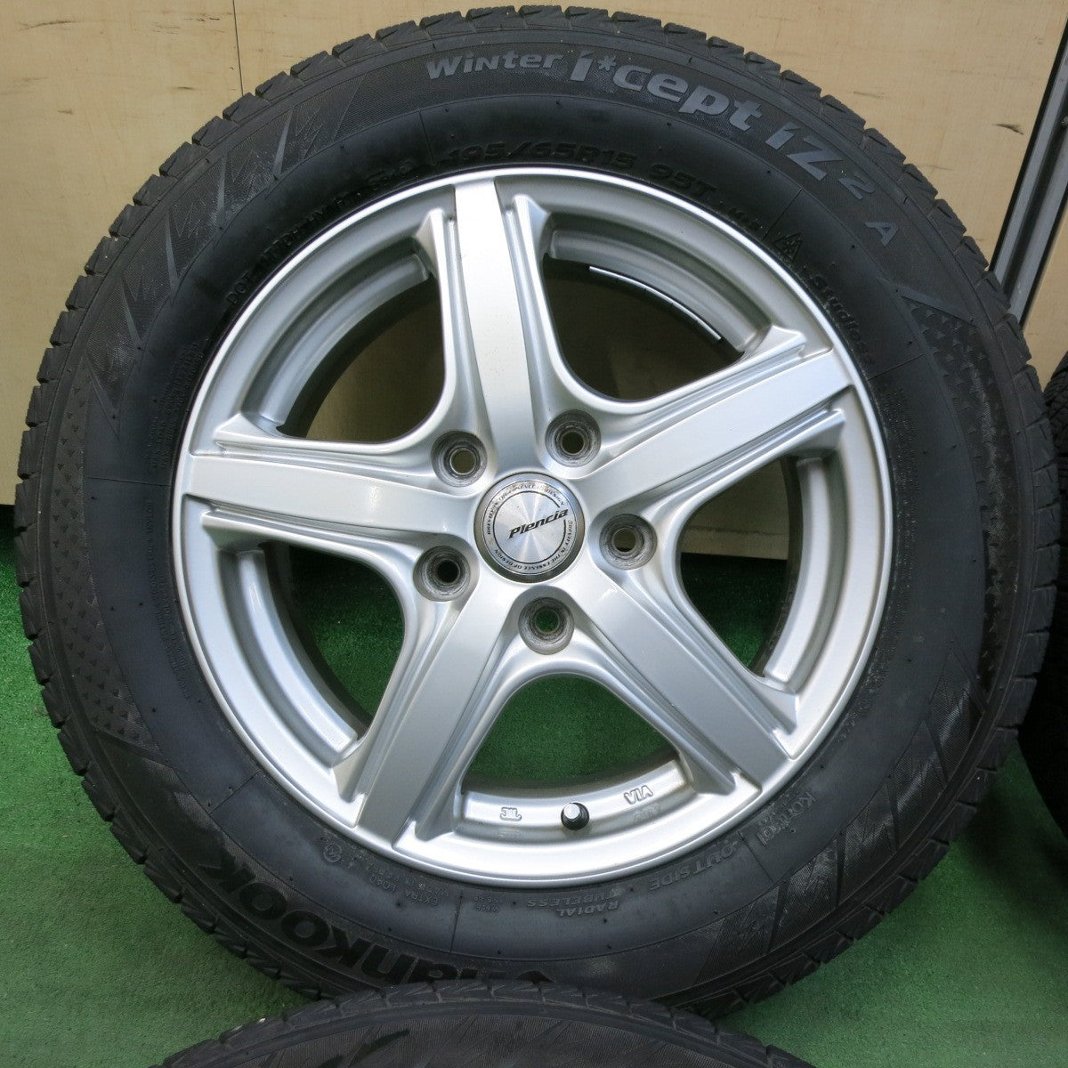 [送料無料] バリ溝！キレイ！8.5分★スタッドレス 195/65R15 ハンコック ウインター アイセプト IZ2A Plencia プレンシア 15インチ PCD114.3/5H★4122505SYス