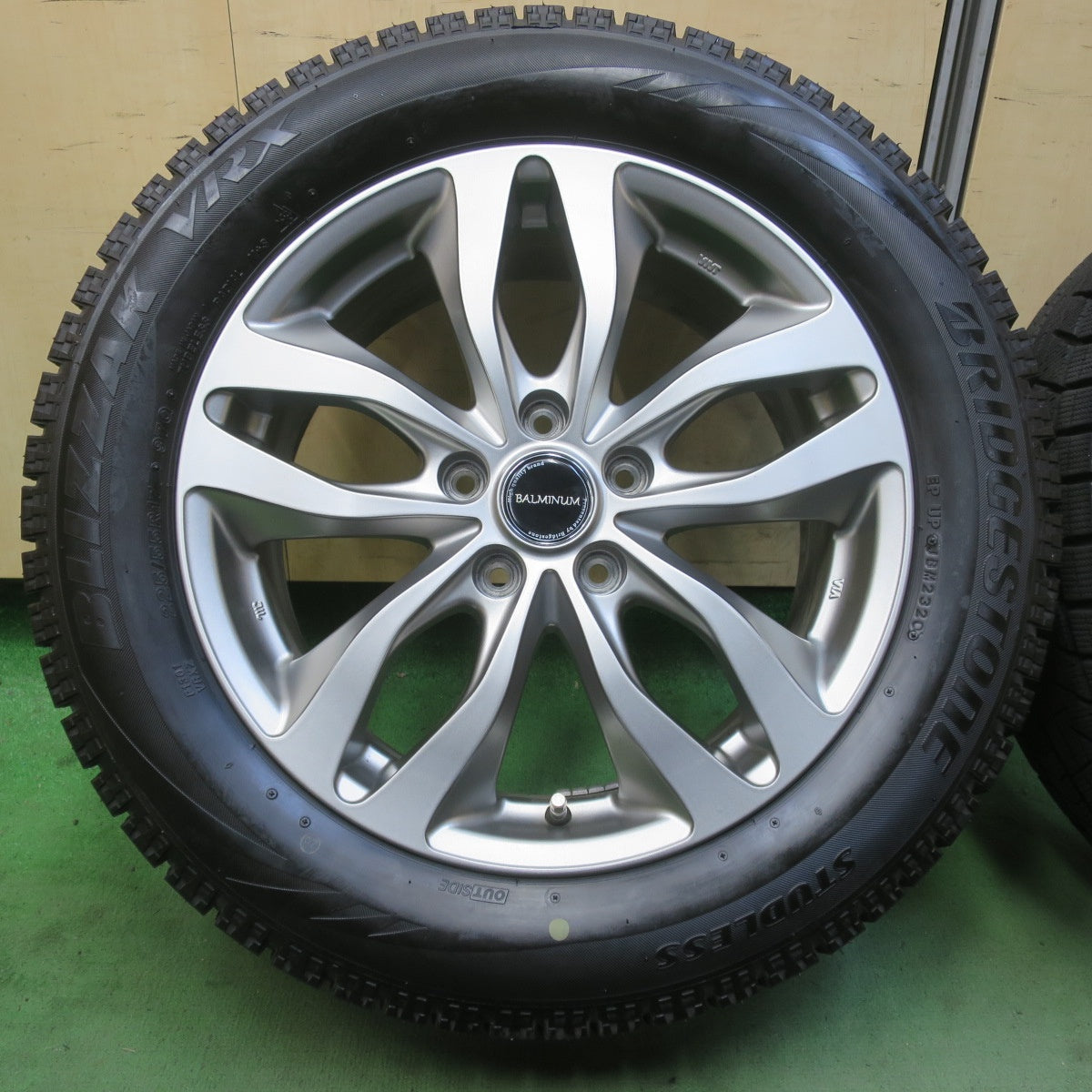 バリ溝！キレイ！9.5分以上★スタッドレス 225/55R17 ブリヂストン ブリザック VRX BALMINUM DS-M バルミナ 17インチ PCD114.3/5H★6041406イス