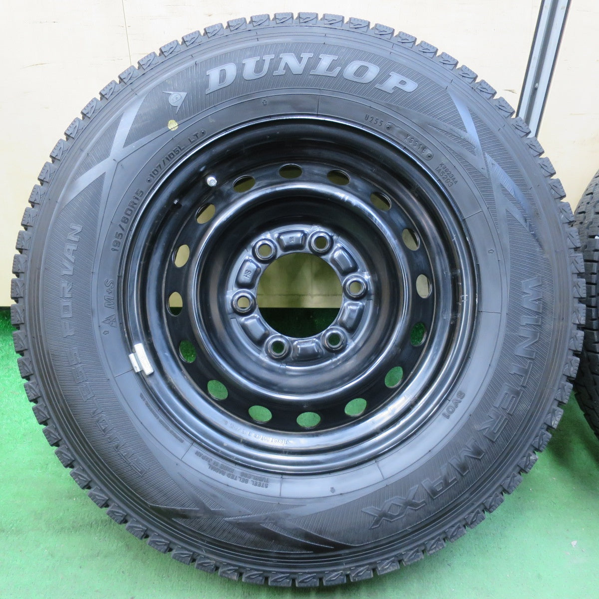 [送料無料] バリ溝！キレイ！9.5分以上★ハイエース 純正 スタッドレス 195/80R15 107/105L ダンロップ ウインターマックス SV01 15インチ PCD139.7/6H★5012101イス