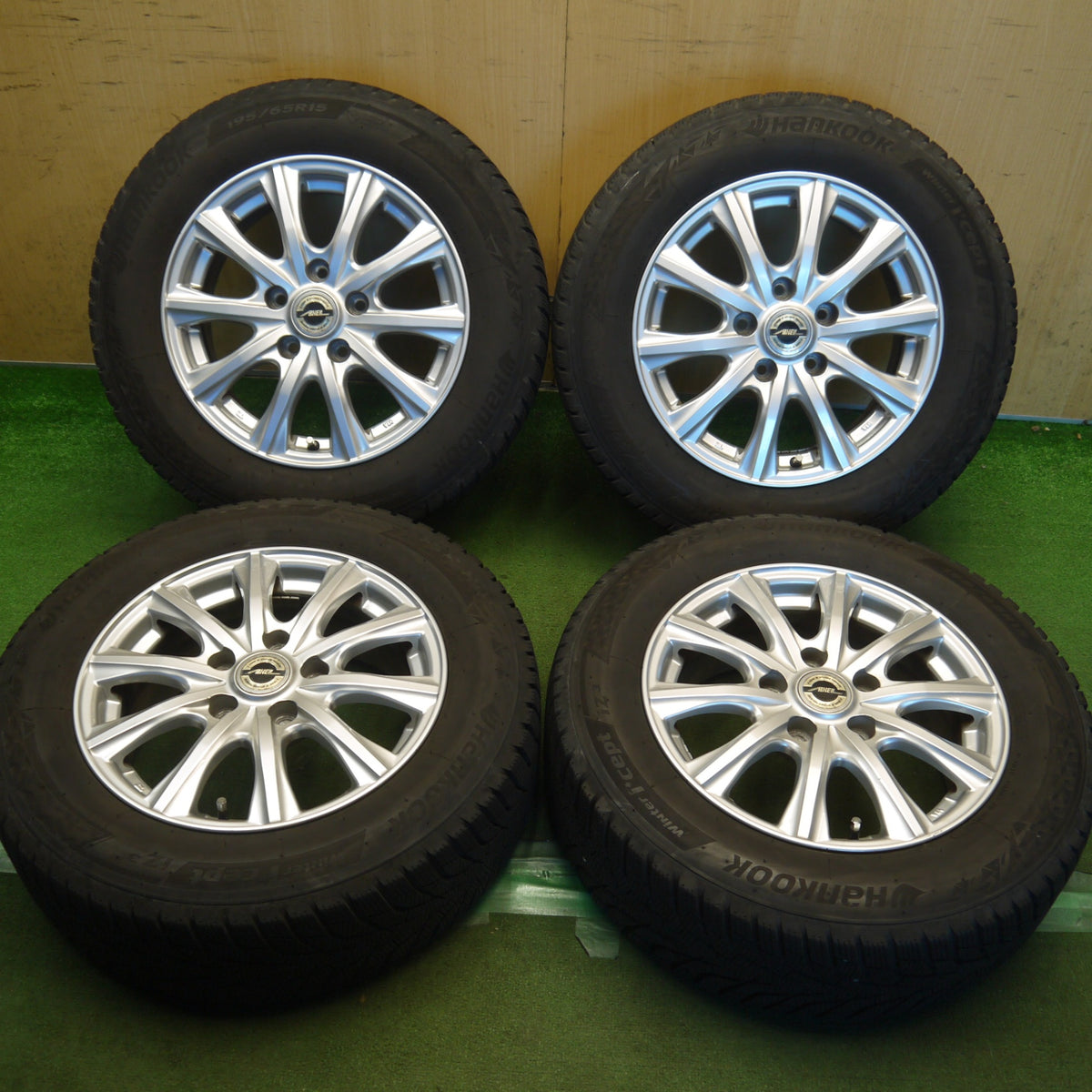 バリ溝！24年！キレイ！9分◎スタッドレス 195/65R15 ハンコック ウインター アイセプト IZ3 AXEL アクセル 15インチ PCD114.3/5H◎6100703Hス