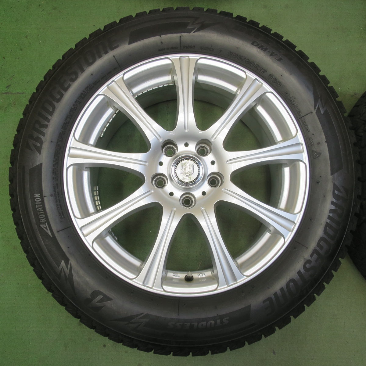 バリ溝！22年！9.5分◎スタッドレス 225/60R17 ブリヂストン ブリザック DM-V3 Slayer 社外 アルミ 17インチ PCD114.3/5H◎6062001イス