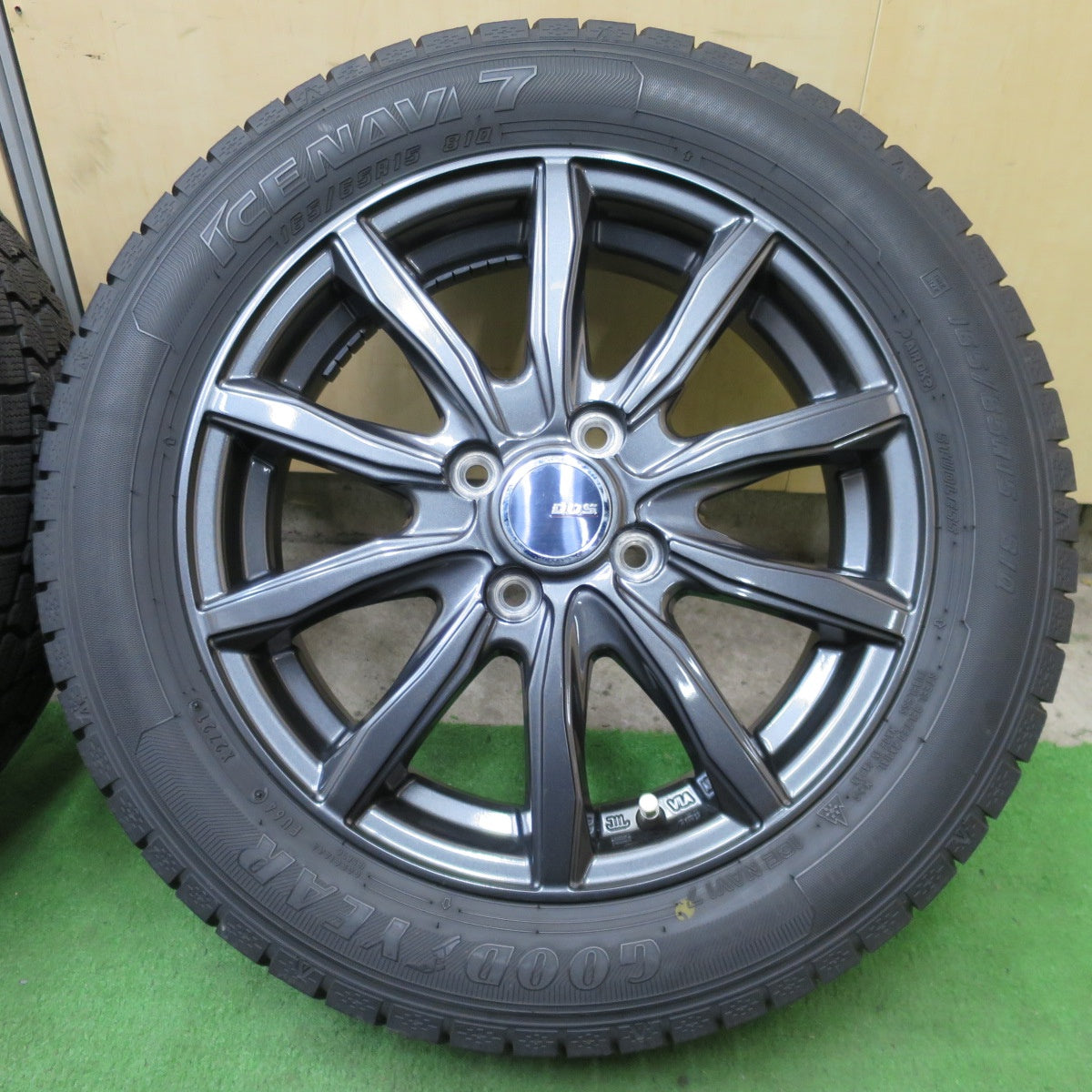 バリ溝！キレイ！8.5分★スタッドレス 165/65R15 グッドイヤー アイスナビ7 D.O.S. DOS 15インチ ソリオ ハスラー タフト 等 PCD100/4H★6021802ナス