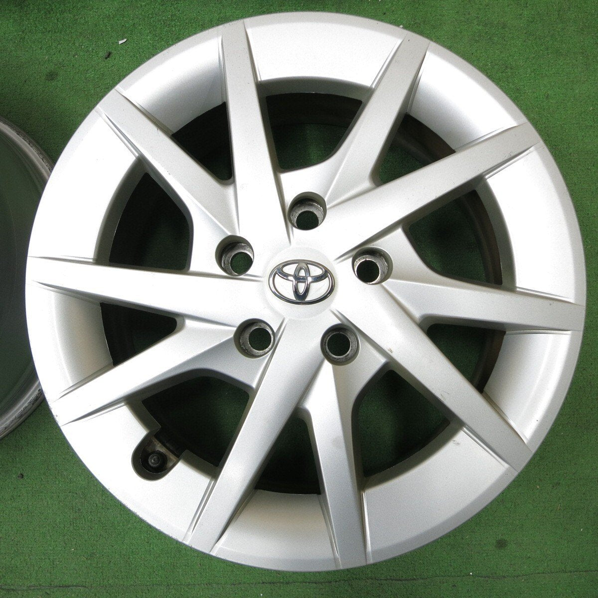 キレイ★トヨタ プリウスα 純正 ホイール 16インチ 16×6.5J PCD114.3/5H★5040106ナホ