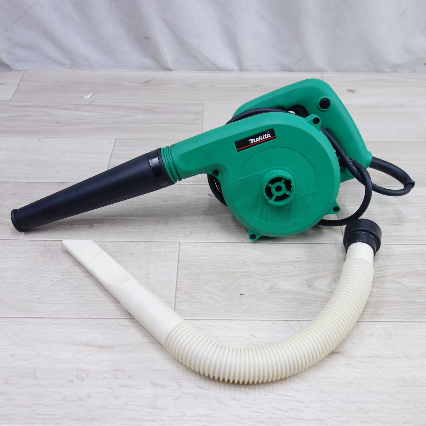 [送料無料] キレイ！付属品付き◆マキタ ブロワ MUB111 屋内用 電動 工具 集じん 集塵機 清掃 送風 送風機 無段 変速 makita◆