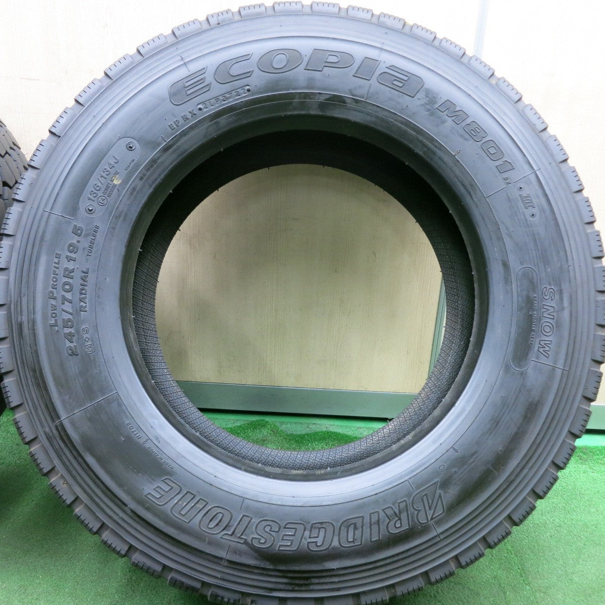*送料無料* 新車外し！22年！ほぼ未使用★トラック タイヤ 245/70R19.5 136/134J ブリヂストン エコピア M801Ⅱ ミックス オールシーズン 19.5インチ★4071006HAノタ