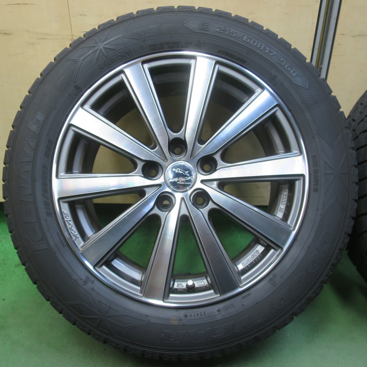 4本価格◎スタッドレス 215/60R17 グッドイヤー アイスナビ6 SMACK VI-R ENKEI スマック エンケイ 17インチ PCD114.3/5H◎6070903イス