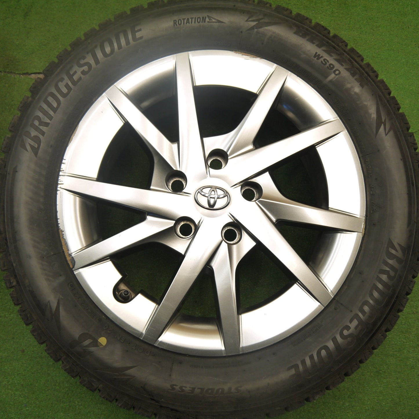 [送料無料] バリ溝！21年！9.5分★トヨタ プリウスα 純正 205/60R16 スタッドレス ブリヂストン ブリザック WS90 16インチ PCD114.3/5H★5032803Hス
