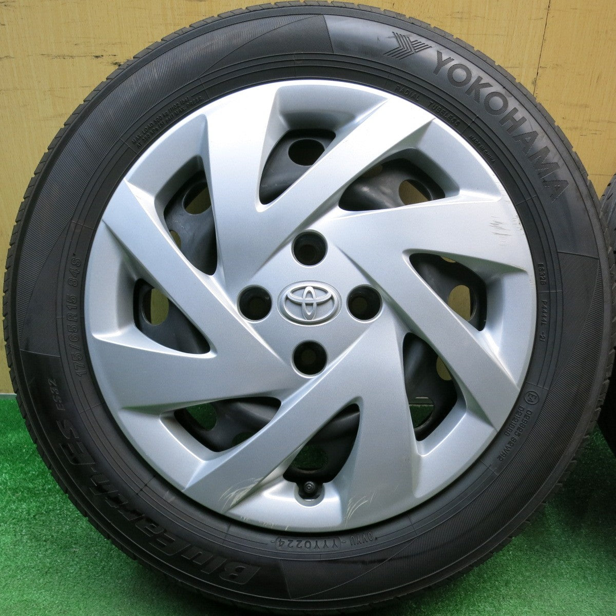 4本価格！24年★トヨタ アクア 純正 スチール 175/65R15 ヨコハマ BluEarth-ES ES32 15インチ PCD100/4H★6022807HAノ
