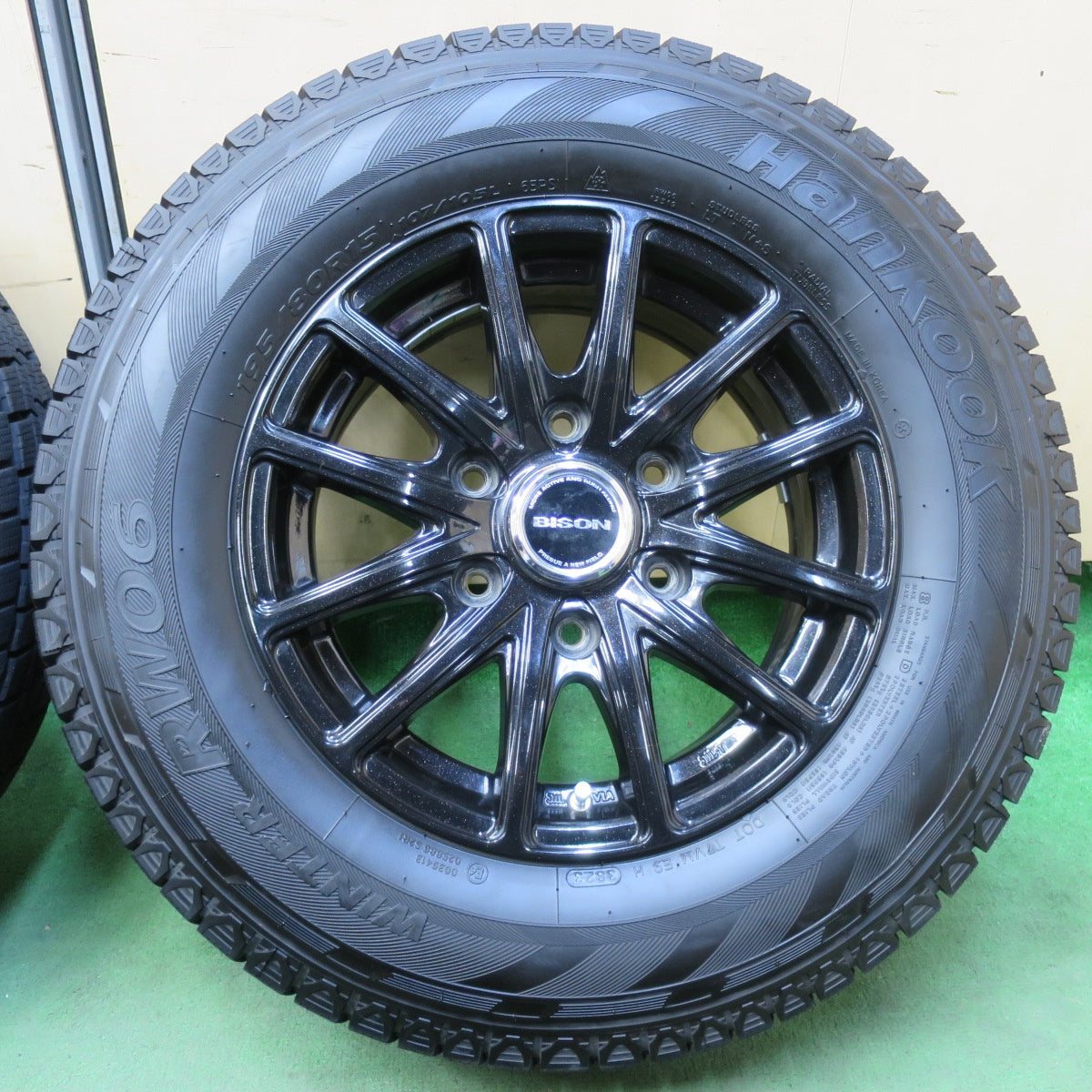 バリ溝！23年！キレイ！9.5分★200系 ハイエース BISON BN-01 195/80R15 107/105L スタッドレス ハンコック ウインター RW06 バイソン 15インチ PCD139.7/6H★5110408イス