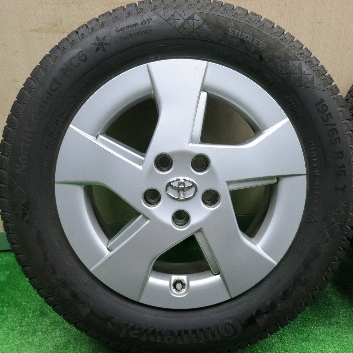 [送料無料] バリ溝！8.5分★トヨタ 30系 プリウス 純正 195/65R15 スタッドレス コンチネンタル ノースコンタクト NC6 15インチ PCD100/5H★4091402HAス